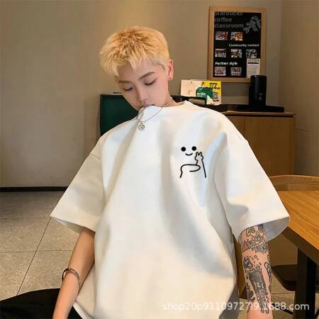 فضفاض عصري قصير الأكمام الرجال تي شيرت تنفس الكرتون طباعة الصيف أزياء عارضة أعلى نصف كم هونغ كونغ نمط المحملة