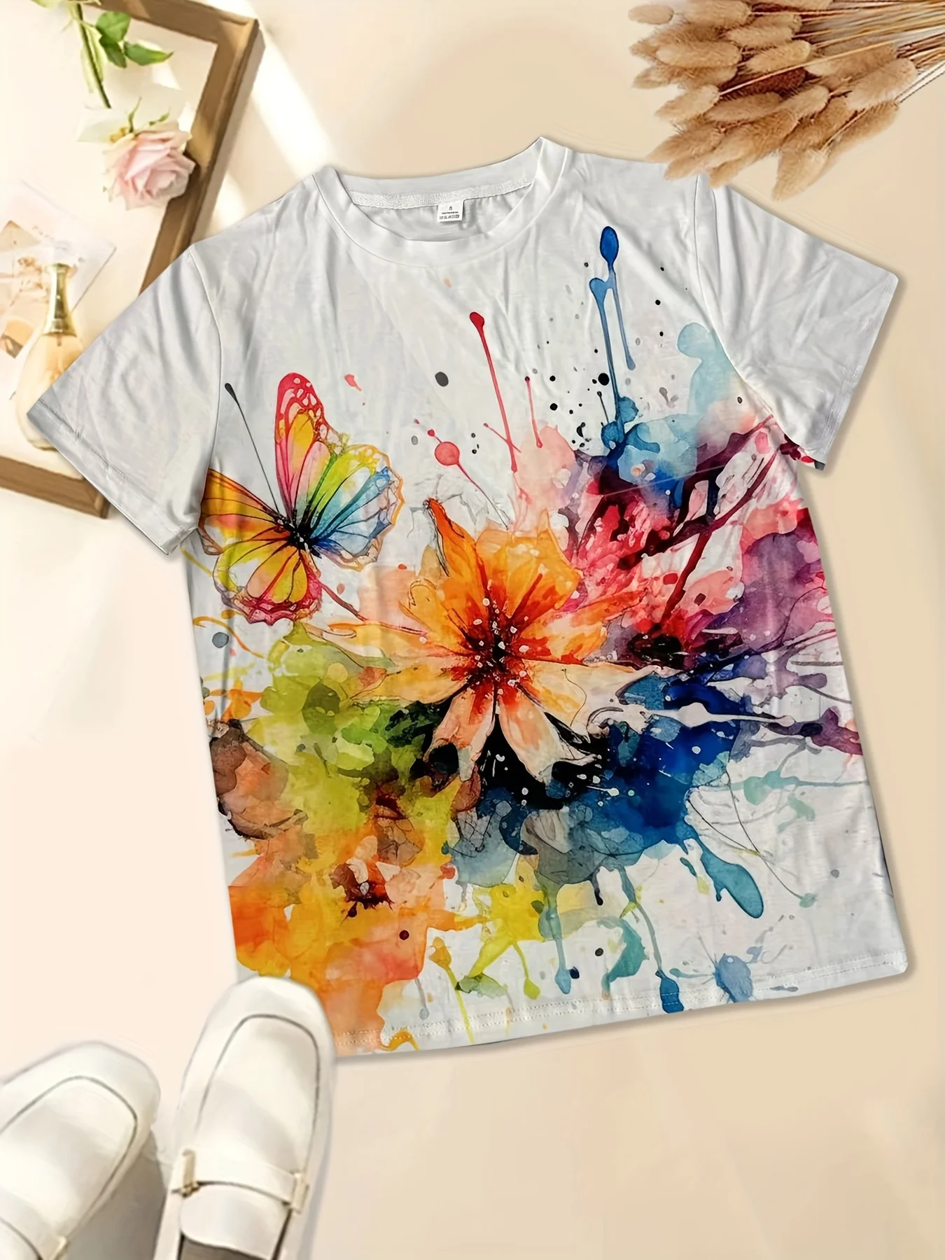 تي شيرت نسائي أبيض بتصميم مائي - طباعة فنية نابضة بالحياة لفراشة قوس قزح وزهور، مناسب للارتداء اليومي غير الرسمي - Image 2