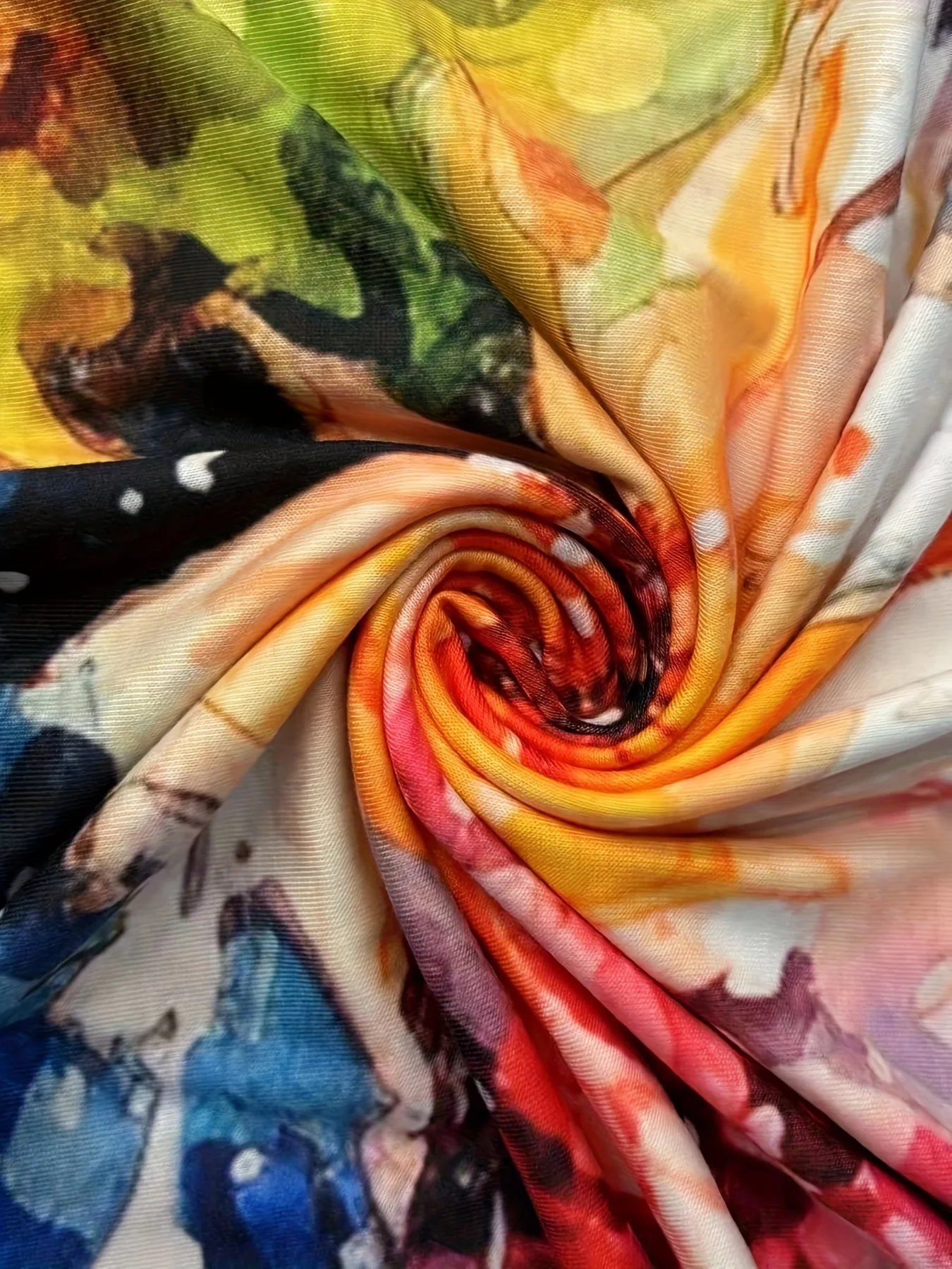 تي شيرت نسائي أبيض بتصميم مائي - طباعة فنية نابضة بالحياة لفراشة قوس قزح وزهور، مناسب للارتداء اليومي غير الرسمي - Image 4