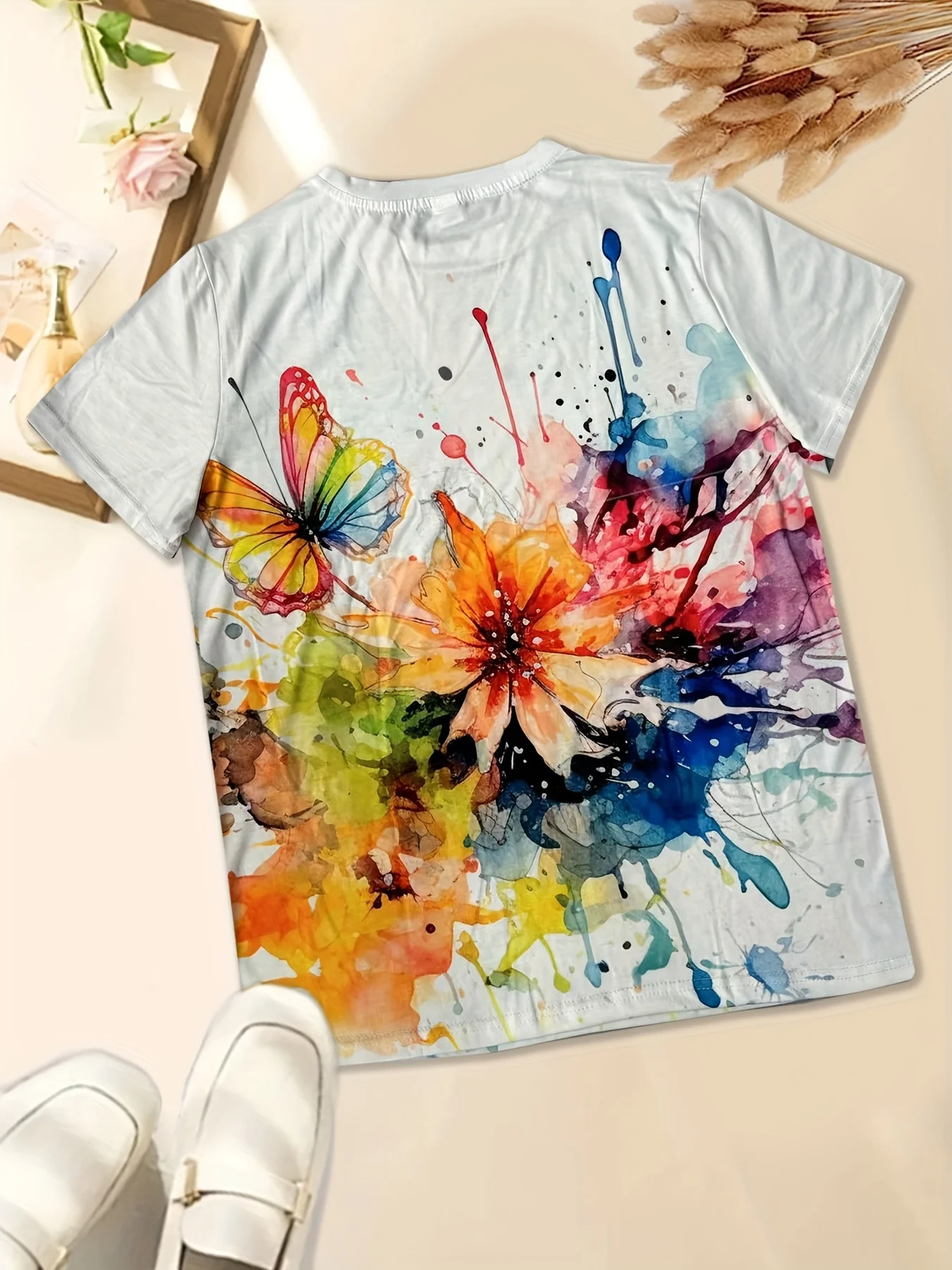 تي شيرت نسائي أبيض بتصميم مائي - طباعة فنية نابضة بالحياة لفراشة قوس قزح وزهور، مناسب للارتداء اليومي غير الرسمي - Image 3