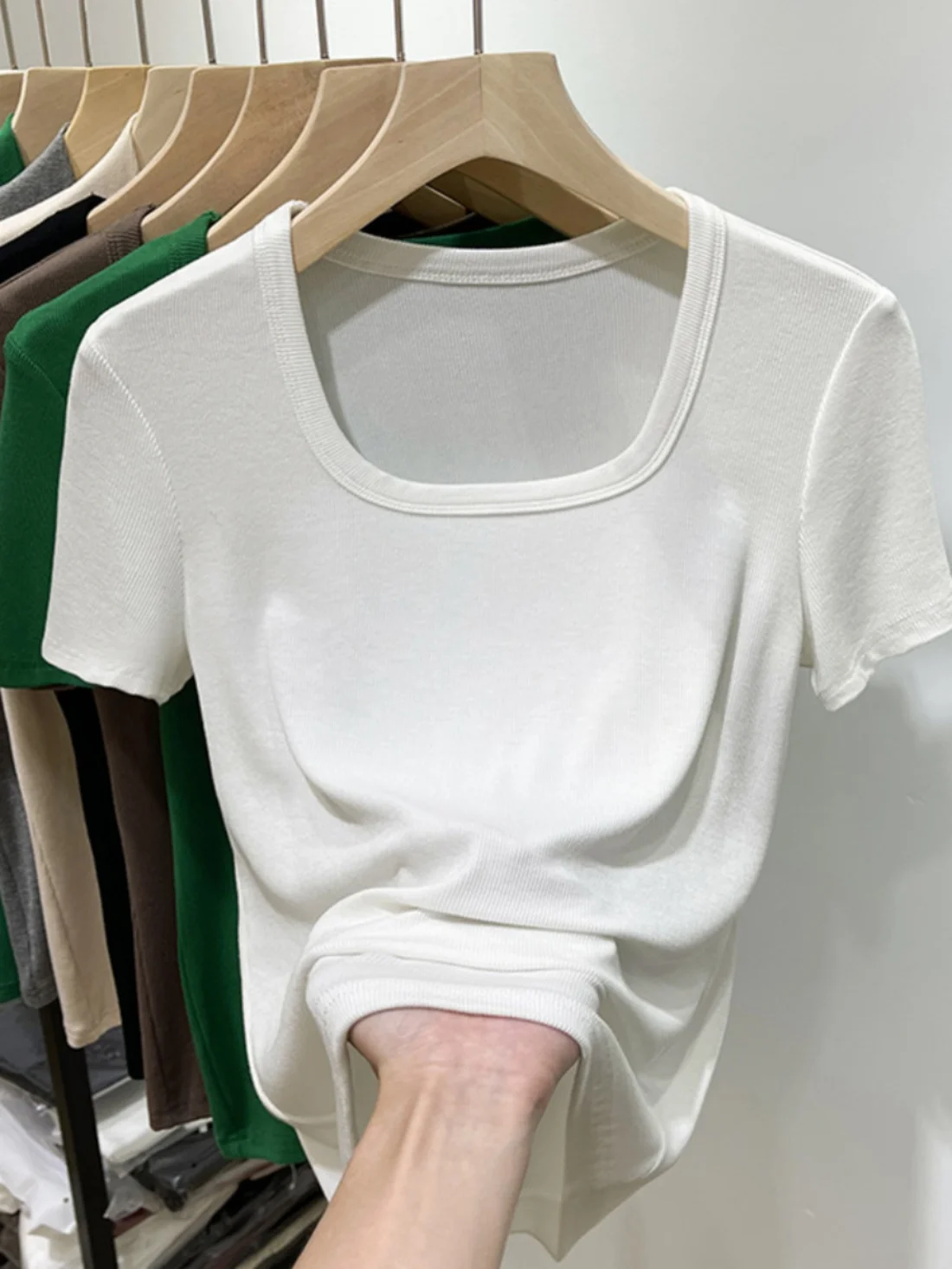 تي شيرت نسائي جديد لعام 2024 بقصة ضيقة وأكمام قصيرة، ياقة مربعة مع تصميم خيوط، أنيق للربيع والصيف، ملابس كاجوال عصرية - Image 3