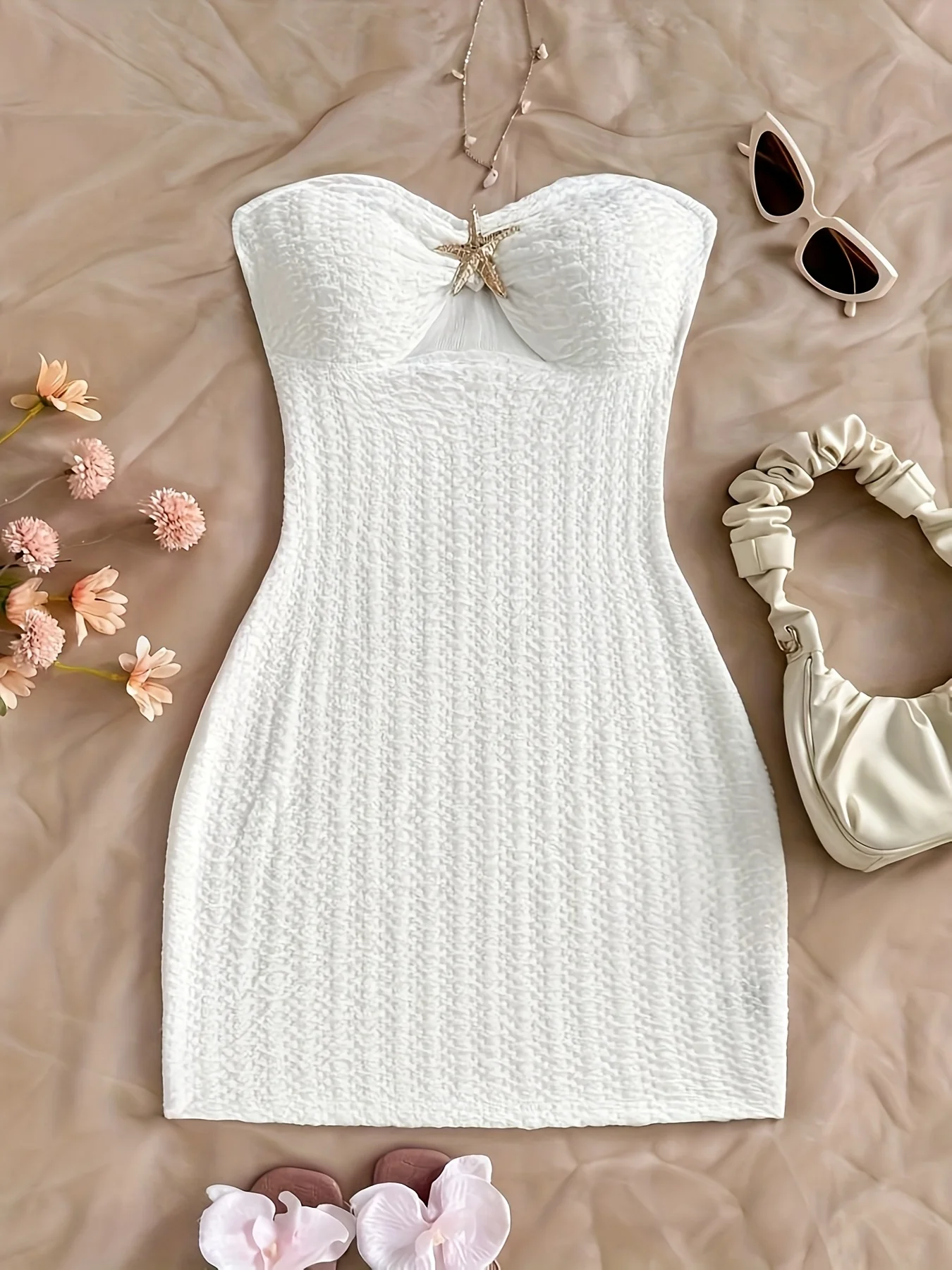 فستان نسائي محبوك أنيق بلون نقي على طراز العطلة مع زخرفة نجم البحر المعدني بدون حمالات - Image 4