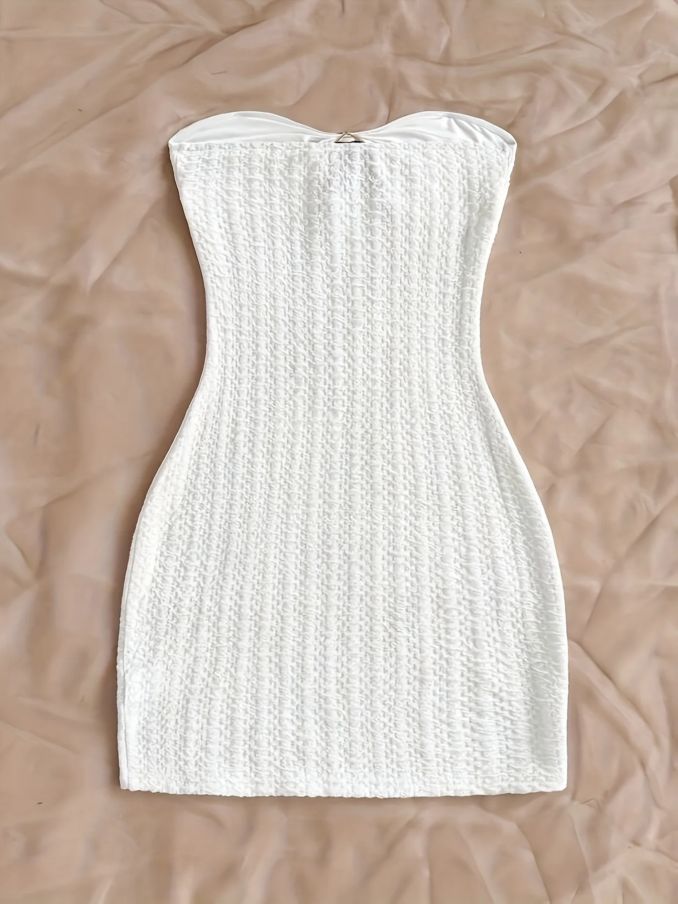 فستان نسائي محبوك أنيق بلون نقي على طراز العطلة مع زخرفة نجم البحر المعدني بدون حمالات - Image 2