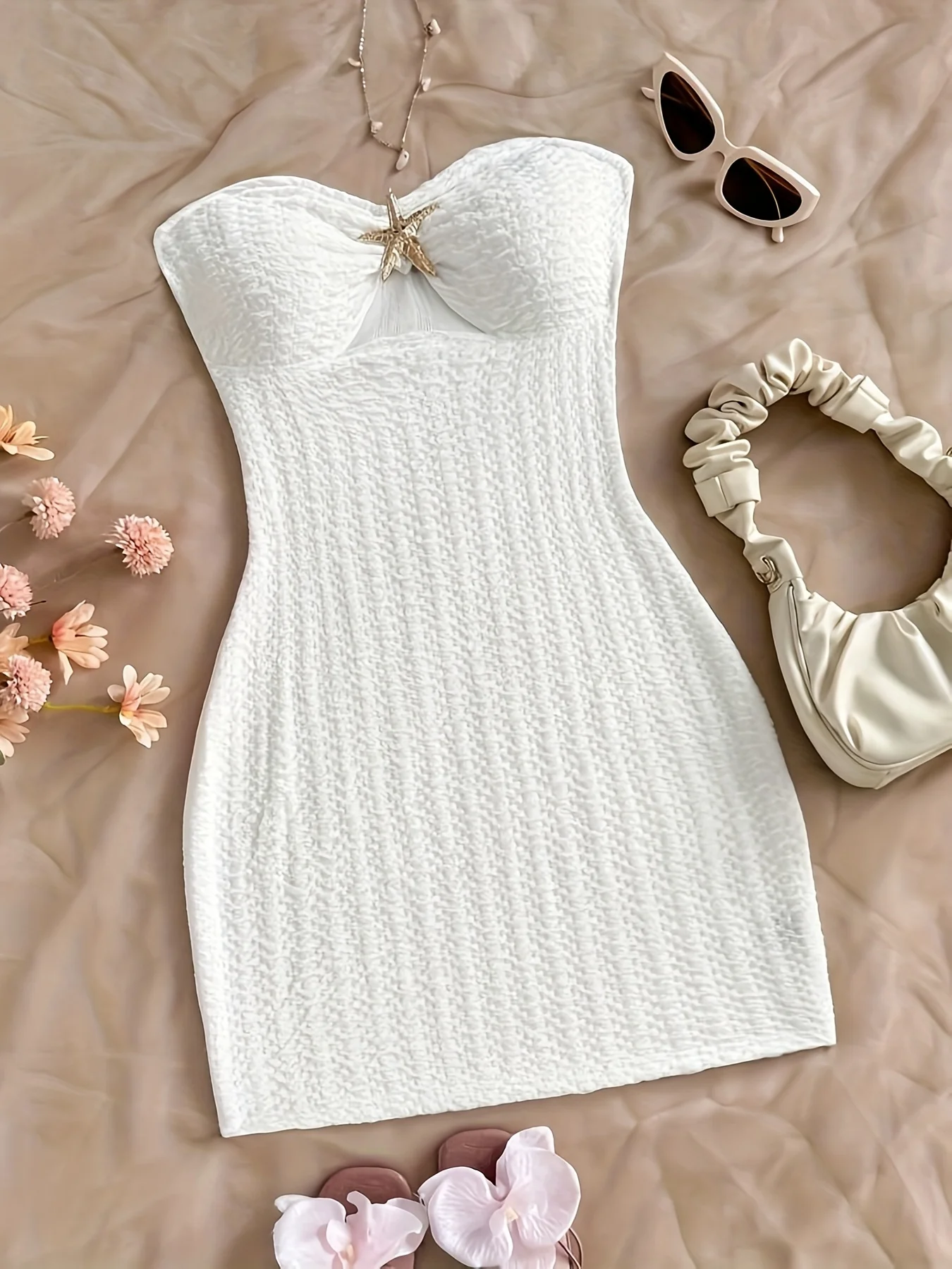 فستان نسائي محبوك أنيق بلون نقي على طراز العطلة مع زخرفة نجم البحر المعدني بدون حمالات - Image 3