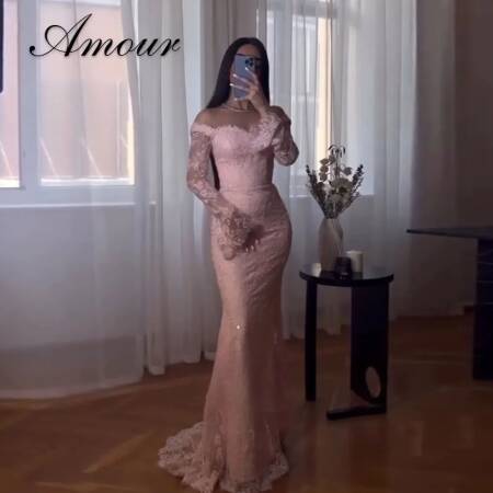 فساتين سهرة سعودية مخصصة على شكل حورية البحر من أمور، بتصميم مكشوف الأكتاف وطول يصل إلى الأرض، مزينة بالدانتيل والترتر وأكمام طويلة، فساتين حفلات أنيقة 2026