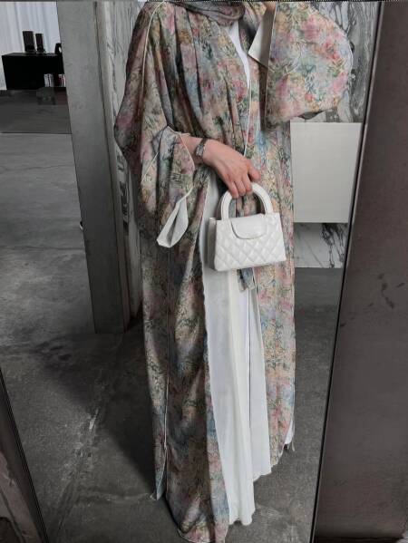 سترة صوفية عربية تقليدية أنيقة من الشرق الأوسط بأكمام طويلة وطبعة زهور مع وشاح للرأس