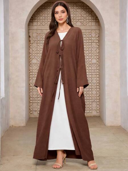 عباءة أنيقة بلون بني داكن بياقة على شكل V وربطة أمامية، فضفاضة مع أكمام انسيابية، قفطان مغربي للنساء المسلمات، جلابية رمضانية