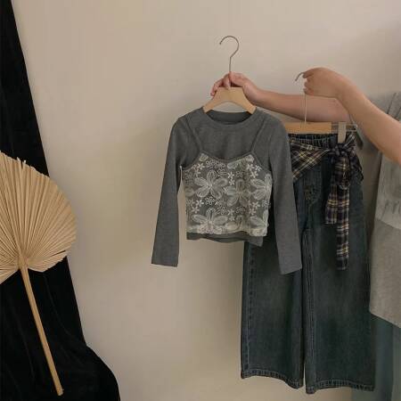 الفتيات الكورية الخريف جديد الدانتيل زهرة وهمية قطعتين أعلى 2025 منقوشة ضرطة الستار جينز غير رسمي قطعتين مجموعة