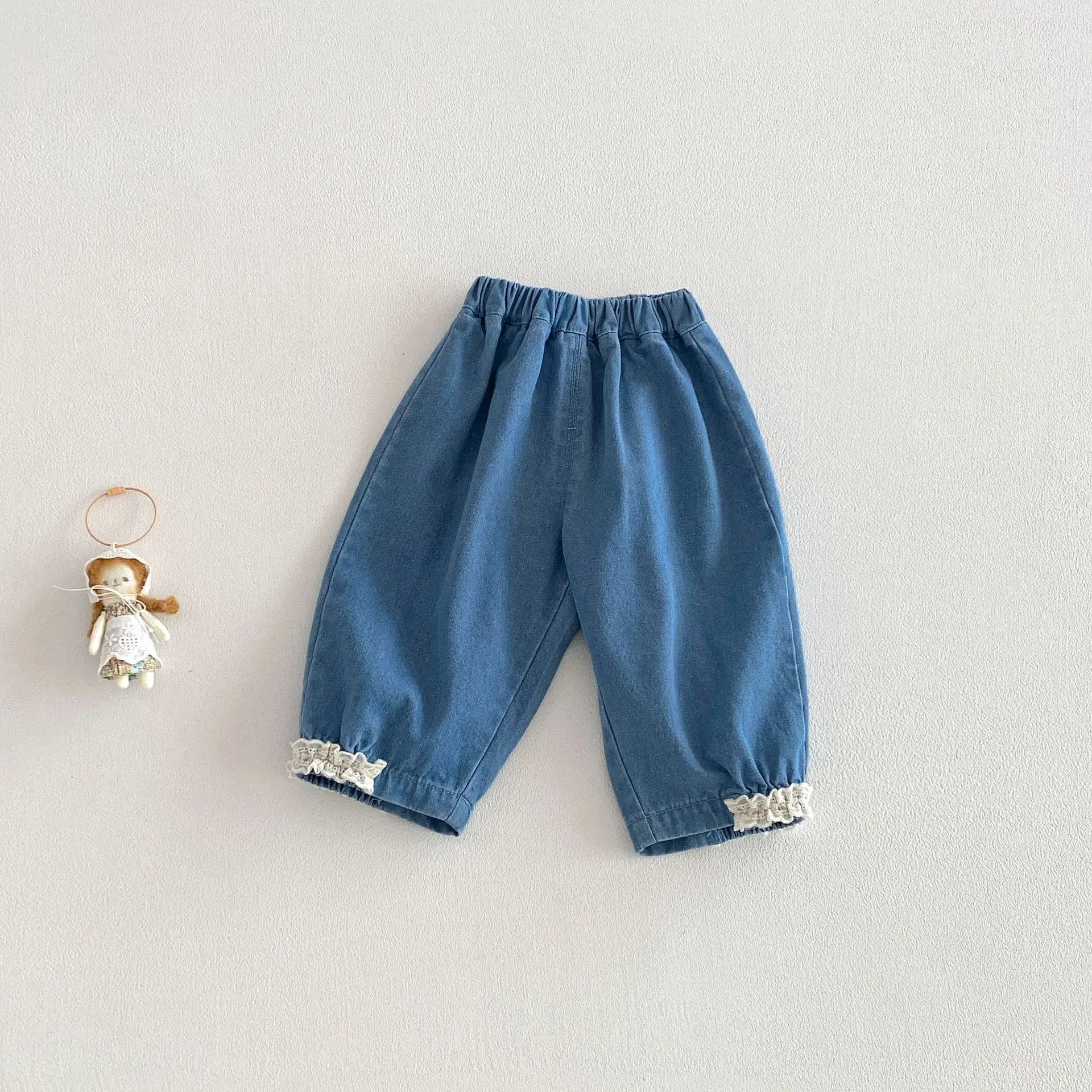 بنطلون جينز للفتيات بخصر مطاطي وحواف دانتيل للأطفال من 0-5 سنوات، موديل ربيع 2026 بأسلوب كوري، ملابس مريحة للفتيات