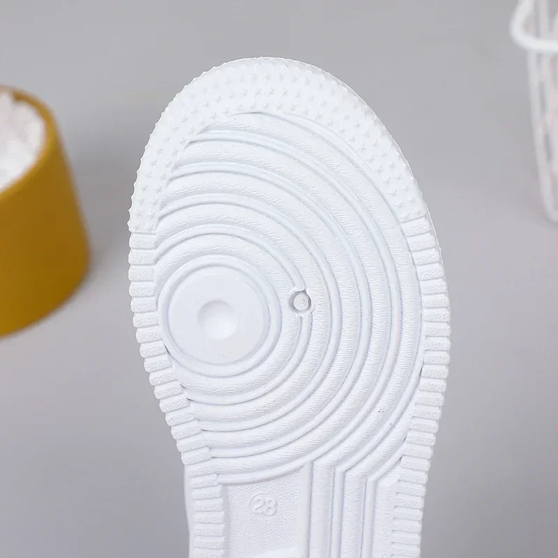 أحذية رياضية للبنات 2023 أحذية رياضية كاجوال جلدية جديدة للأطفال أحذية رياضية متوسطة وكبيرة على شكل سبايدر مان للأولاد - Image 5