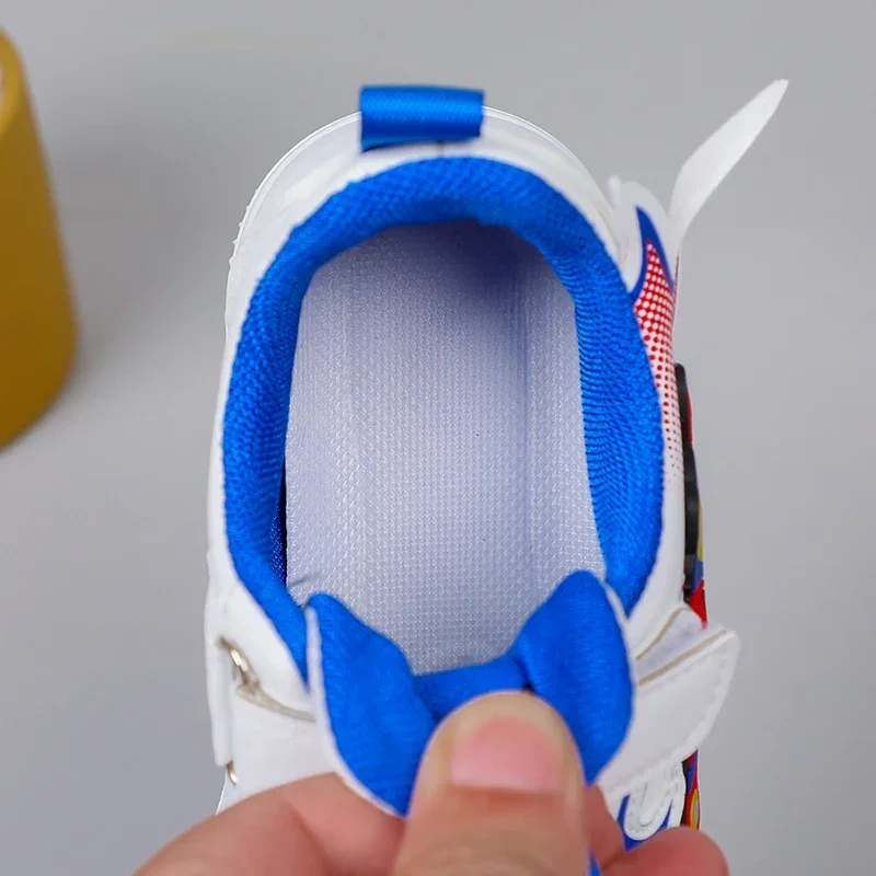 أحذية رياضية للبنات 2023 أحذية رياضية كاجوال جلدية جديدة للأطفال أحذية رياضية متوسطة وكبيرة على شكل سبايدر مان للأولاد - Image 3