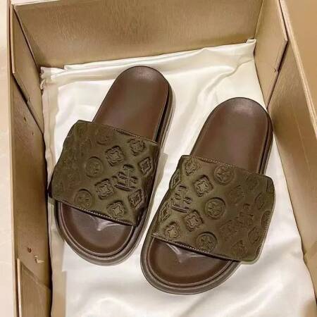 شباشب سحرية للنساء لباس خارجي صيفي 2025 نمط جديد متعدد الاستخدامات نعل سميك ناعم من الأسفل شباشب متخصصة غير قابلة للانزلاق مادة PVC