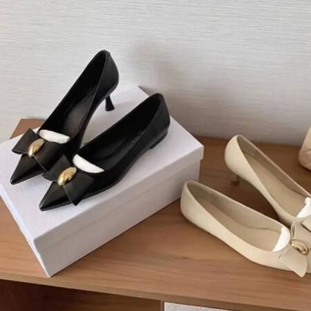 حذاء نسائي أنيق بكعب عالٍ رفيع ومقدمة مدببة مع تفاصيل فيونكة، مصنوع من الجلد الطبيعي، بسعر 110 دولار أمريكي