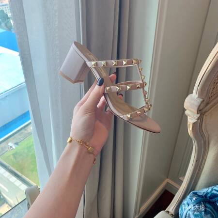 أحذية نسائية فاخرة أحذية المصارع امرأة 2024 الاتجاه للنساء الصنادل شبشب صيفي كعب مكتنز المسامير الجلدية عالية الكعب