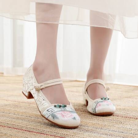 أحذية للنساء التطريز النمط العرقي التقليدي القديم بكين الشارع الشهير الرقص خمر شيونغسام النمط الصيني Hanfu تشي باو